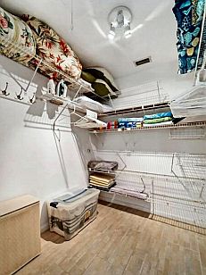 Mit einem KLICK aufs Bild vergrössert es sich. Mit F11 macht man es noch grösser. Mit dem grossen Bild wird gleichzeitig eine SLIDE-SHOW zur Verfügung gestellt. Es geht VOR oder ZURÜCK in dem man RECHTS oder LINKS auf das grosse Bild klickt. Beendet wird die Gross-Darstellung durch KLICK in den abgedunkelten Bereich oder auf (x).