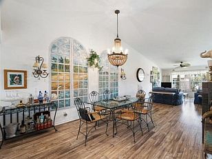 Mit einem KLICK aufs Bild vergrössert es sich. Mit F11 macht man es noch grösser. Mit dem grossen Bild wird gleichzeitig eine SLIDE-SHOW zur Verfügung gestellt. Es geht VOR oder ZURÜCK in dem man RECHTS oder LINKS auf das grosse Bild klickt. Beendet wird die Gross-Darstellung durch KLICK in den abgedunkelten Bereich oder auf (x).