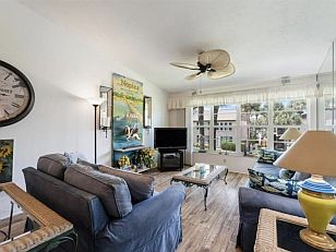 Mit einem KLICK aufs Bild vergrössert es sich. Mit F11 macht man es noch grösser. Mit dem grossen Bild wird gleichzeitig eine SLIDE-SHOW zur Verfügung gestellt. Es geht VOR oder ZURÜCK in dem man RECHTS oder LINKS auf das grosse Bild klickt. Beendet wird die Gross-Darstellung durch KLICK in den abgedunkelten Bereich oder auf (x).