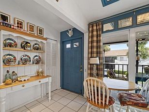 Mit einem KLICK aufs Bild vergrössert es sich. Mit F11 macht man es noch grösser. Mit dem grossen Bild wird gleichzeitig eine SLIDE-SHOW zur Verfügung gestellt. Es geht VOR oder ZURÜCK in dem man RECHTS oder LINKS auf das grosse Bild klickt. Beendet wird die Gross-Darstellung durch KLICK in den abgedunkelten Bereich oder auf (x).