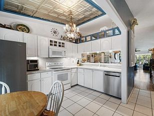 Mit einem KLICK aufs Bild vergrössert es sich. Mit F11 macht man es noch grösser. Mit dem grossen Bild wird gleichzeitig eine SLIDE-SHOW zur Verfügung gestellt. Es geht VOR oder ZURÜCK in dem man RECHTS oder LINKS auf das grosse Bild klickt. Beendet wird die Gross-Darstellung durch KLICK in den abgedunkelten Bereich oder auf (x).