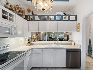 Mit einem KLICK aufs Bild vergrössert es sich. Mit F11 macht man es noch grösser. Mit dem grossen Bild wird gleichzeitig eine SLIDE-SHOW zur Verfügung gestellt. Es geht VOR oder ZURÜCK in dem man RECHTS oder LINKS auf das grosse Bild klickt. Beendet wird die Gross-Darstellung durch KLICK in den abgedunkelten Bereich oder auf (x).