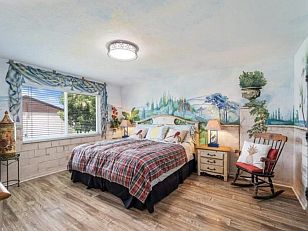 Mit einem KLICK aufs Bild vergrössert es sich. Mit F11 macht man es noch grösser. Mit dem grossen Bild wird gleichzeitig eine SLIDE-SHOW zur Verfügung gestellt. Es geht VOR oder ZURÜCK in dem man RECHTS oder LINKS auf das grosse Bild klickt. Beendet wird die Gross-Darstellung durch KLICK in den abgedunkelten Bereich oder auf (x).