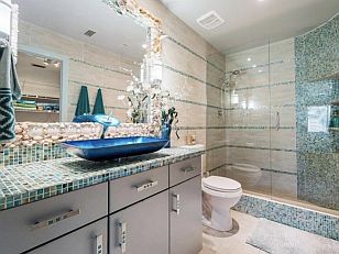 Mit einem KLICK aufs Bild vergrössert es sich. Mit F11 macht man es noch grösser. Mit dem grossen Bild wird gleichzeitig eine SLIDE-SHOW zur Verfügung gestellt. Es geht VOR oder ZURÜCK in dem man RECHTS oder LINKS auf das grosse Bild klickt. Beendet wird die Gross-Darstellung durch KLICK in den abgedunkelten Bereich oder auf (x).