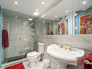 Mit einem KLICK aufs Bild vergrössert es sich. Mit F11 macht man es noch grösser. Mit dem grossen Bild wird gleichzeitig eine SLIDE-SHOW zur Verfügung gestellt. Es geht VOR oder ZURÜCK in dem man RECHTS oder LINKS auf das grosse Bild klickt. Beendet wird die Gross-Darstellung durch KLICK in den abgedunkelten Bereich oder auf (x).