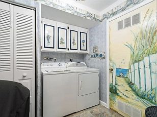 Mit einem KLICK aufs Bild vergrössert es sich. Mit F11 macht man es noch grösser. Mit dem grossen Bild wird gleichzeitig eine SLIDE-SHOW zur Verfügung gestellt. Es geht VOR oder ZURÜCK in dem man RECHTS oder LINKS auf das grosse Bild klickt. Beendet wird die Gross-Darstellung durch KLICK in den abgedunkelten Bereich oder auf (x).