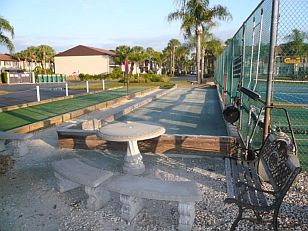 Mit einem KLICK aufs Bild vergrössert es sich. Mit F11 macht man es noch grösser. Mit dem grossen Bild wird gleichzeitig eine SLIDE-SHOW zur Verfügung gestellt. Es geht VOR oder ZURÜCK in dem man RECHTS oder LINKS auf das grosse Bild klickt. Beendet wird die Gross-Darstellung durch KLICK in den abgedunkelten Bereich oder auf (x).