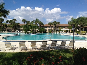 Mit einem KLICK aufs Bild vergrössert es sich. Mit F11 macht man es noch grösser. Mit dem grossen Bild wird gleichzeitig eine SLIDE-SHOW zur Verfügung gestellt. Es geht VOR oder ZURÜCK in dem man RECHTS oder LINKS auf das grosse Bild klickt. Beendet wird die Gross-Darstellung durch KLICK in den abgedunkelten Bereich oder auf (x).