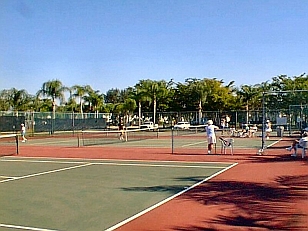 Mit einem KLICK aufs Bild vergrössert es sich. Mit F11 macht man es noch grösser. Mit dem grossen Bild wird gleichzeitig eine SLIDE-SHOW zur Verfügung gestellt. Es geht VOR oder ZURÜCK in dem man RECHTS oder LINKS auf das grosse Bild klickt. Beendet wird die Gross-Darstellung durch KLICK in den abgedunkelten Bereich oder auf (x).